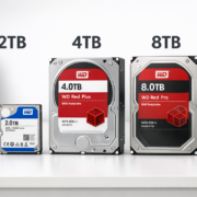 Home Server Festplatten Größe berechnen: Wie viel Speicher? – Vergleich von 2TB, 4TB und 8TB Festplatten für Home Server auf modernem Schreibtisch