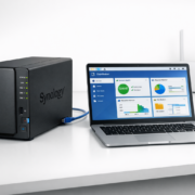 NAS einrichten: Schritt-für-Schritt Anleitung für Anfänger – Synology NAS Setup mit DiskStation DS220+ und Laptop auf Schreibtisch für Heimnetzwerk
