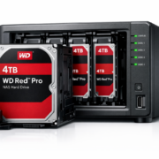RAID Festplatten Empfehlung 2026: Beste HDDs für NAS-RAID – WD Red Pro 4TB NAS-Festplatte in geöffnetem Synology 4-Bay NAS-Gehäuse mit grünen Status-LEDs