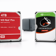 Beste NAS Festplatten 2026: WD Red vs Seagate IronWolf Test – WD Red Plus und Seagate IronWolf NAS-Festplatten 4TB Vergleich auf weißem Hintergrund