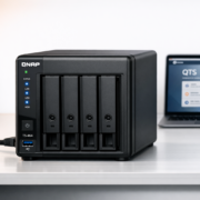 QNAP Ersteinrichtung: QTS Installation Schritt für Schritt – QNAP NAS TS-464 bei der Ersteinrichtung mit QTS Installation auf Laptop im Hintergrund